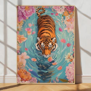 Pode incluir: Uma impress&atilde;o art&iacute;stica emoldurada com um tigre numa piscina rodeado por flores. O tigre tem listras laranja e pretas, com um olhar focado. A &aacute;gua &eacute; azul clara e as flores s&atilde;o rosa, laranja e brancas.