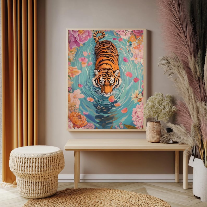 Pode incluir: Uma impress&atilde;o art&iacute;stica emoldurada com um tigre nadando em uma piscina cercada por flores. O tigre tem listras laranja e pretas. A &aacute;gua &eacute; azul clara com p&eacute;talas de flores cor-de-rosa.