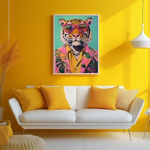 Op de afbeelding: Een ingelijste kunstdruk met een tijger met een roze zonnebril en een blazer met tropische print over een geel overhemd. Het kunstwerk staat tegen een turquoise achtergrond, met een witte lijst.