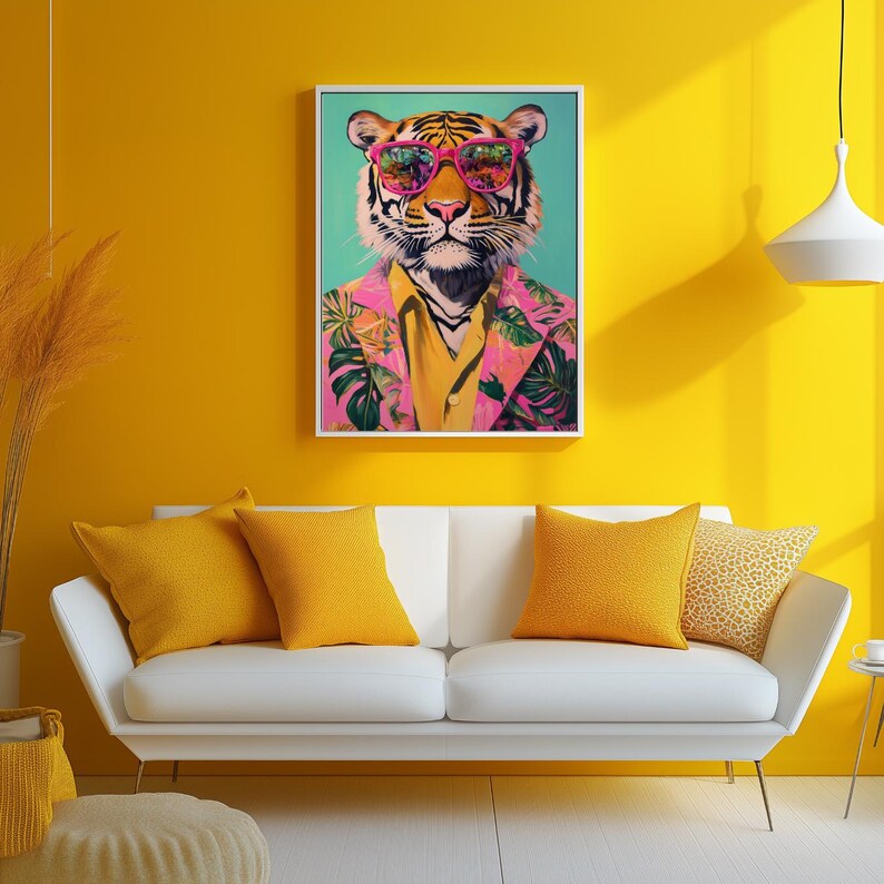 Op de afbeelding: Een ingelijste kunstdruk met een tijger met een roze zonnebril en een blazer met tropische print over een geel overhemd. Het kunstwerk staat tegen een turquoise achtergrond, met een witte lijst.