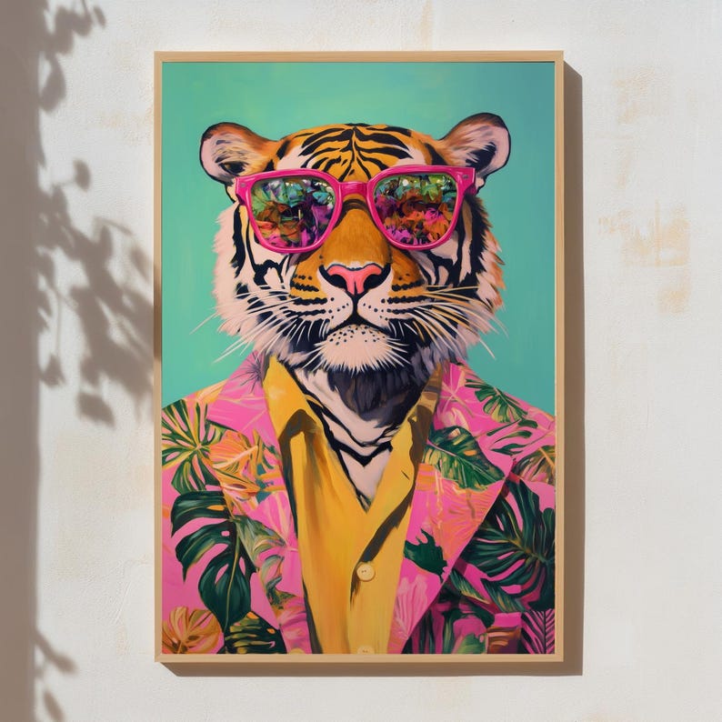Op de afbeelding: Een ingelijste kunstdruk met een tijger met een roze zonnebril en een roze bloemenblazer over een geel overhemd. De tijger heeft oranje en zwarte strepen en een roze neus. De achtergrond is lichtblauwgroen.