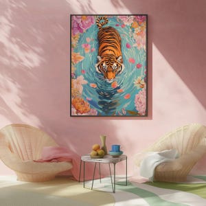 Pode incluir: Impress&atilde;o art&iacute;stica emoldurada com um tigre na &aacute;gua rodeado por flores. O tigre tem listras laranja e pretas, com um rosto detalhado. A &aacute;gua &eacute; azul clara com p&eacute;talas rosa e flores coloridas. A moldura &eacute; preta.