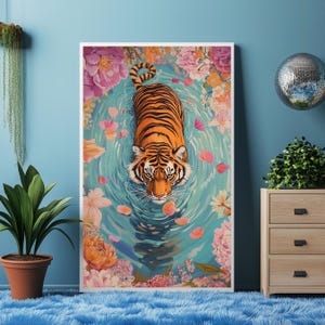 Pode incluir: Uma impress&atilde;o art&iacute;stica emoldurada com um tigre nadando em um lago cercado por flores. O tigre tem listras laranja e pretas. A &aacute;gua &eacute; azul clara com p&eacute;talas de flores rosa e laranja. As flores s&atilde;o rosa e laranja.