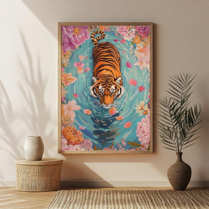 Pode incluir: Uma impress&atilde;o art&iacute;stica emoldurada com um tigre numa piscina rodeado por flores. O tigre tem listras laranja e pretas, com um olhar focado. A &aacute;gua &eacute; azul clara e as flores s&atilde;o rosa, laranja e brancas.