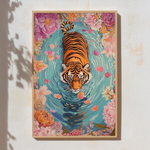 Pode incluir: Uma impress&atilde;o art&iacute;stica emoldurada com um tigre nadando em uma piscina cercada por flores. O tigre tem listras laranja e pretas. A &aacute;gua &eacute; azul clara com p&eacute;talas de flores rosa.