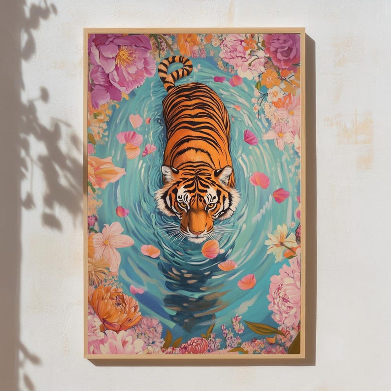 Pode incluir: Uma impress&atilde;o art&iacute;stica emoldurada com um tigre nadando em uma piscina cercada por flores. O tigre tem listras laranja e pretas. A &aacute;gua &eacute; azul clara com p&eacute;talas de flores rosa.