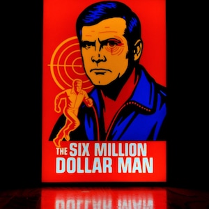 Op de afbeelding: Een retro poster met een rode achtergrond, met een man in een blauwe jas met een doel over zijn oog. De poster bevat de tekst "THE SIX MILLION DOLLAR MAN" in het wit, een retro ontwerp.