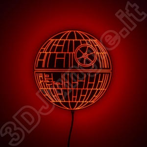 Könnte beinhalten: Ein orangefarbenes Neon-Schild in Form des Todessterns aus Star Wars, vor einem tiefroten Hintergrund. Das detaillierte gitterartige Design des Schildes leuchtet, mit einem Stromkabel, das nach unten verläuft.