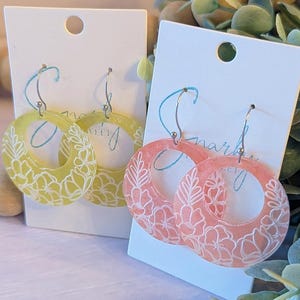 Engraved earring, floral earring, elegant statement earring, acrylic earrings, lightweight earrings, everyday earring, gift for her