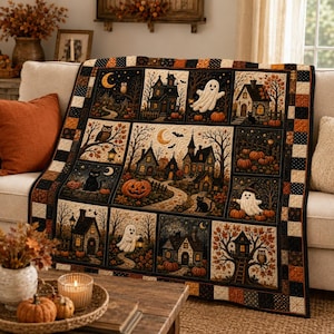 Può includere: Una trapunta rettangolare a tema Halloween caratterizzata da un design patchwork con varie scene che includono case infestate, fantasmi, gatti neri, gufi e zucche. Il bordo è costituito da un motivo ripetuto di quadrati neri, arancioni e color crema.