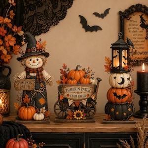 Può includere: Una statuetta decorativa di spaventapasseri con un cartello Pumpkin Patch, un carro in legno pieno di zucche con l'etichetta Pumpkin Patch Farm Fresh e una torre di zucche impilate sormontata da una lanterna nera con pipistrelli.