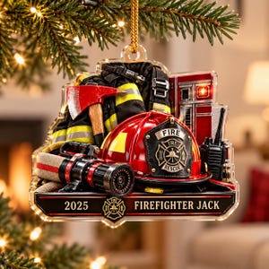 Pu&ograve; includere: Un addobbo natalizio a tema vigili del fuoco con un casco rosso con emblema Fire Rescue, un'ascia rossa, una manichetta antincendio e una radio. La base riporta il testo 2025 e FIREFIGHTER JACK. L'ornamento &egrave; realizzato in acrilico trasparente.