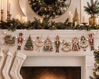 Può includere: Una ghirlanda decorativa caratterizzata da una serie di ornamenti appesi tra cui una slitta, schiaccianoci, un albero di Natale, una ballerina, un castello, un cavallo a dondolo, un topo in abiti reali e una ragazza, uniti da perline bianche.