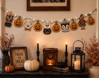 Retro Halloween-ansikten i trä, svart katt, pumpa, spöke, clown och fågelskrämma, vintage läskig mantel och väggbonad för heminredning