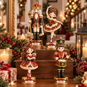Peut inclure: Quatre figurines de Noël décoratives sur des socles circulaires avec des plaques nominatives : un roi casse-noisette nommé Sophia, une ballerine nommée Ava, une fille tenant un casse-noisette nommée Ella et un tambour nommé Oliver, en rouge, vert et or.
