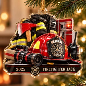Pu&ograve; includere: Un ornamento decorativo con un casco da vigile del fuoco rosso con emblema Fire Rescue, un'ascia rossa, una giacca nera con strisce riflettenti gialle, una lancia antincendio e una radio. La base riporta il testo 2025 FIREFIGHTER JACK.