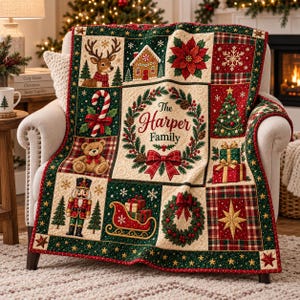 Könnte beinhalten: Eine gesteppte Weihnachtsdecke mit einem zentralen Kranz und dem Text The Harper Family, umgeben von Quadraten mit Motiven wie Rentier, Lebkuchenhaus, Weihnachtsstern, Schneeflocke, Zuckerstange, Teddybär, Nussknacker, Schlitten und Geschenken.