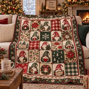 Op de afbeelding: Een patchwork quilt met een herhalend patroon van kerstkabouters, kerststerren, dennenbomen en geruite vierkanten. Het ontwerp bevat tekstblokken met Merry Christmas en Believe, in een kleurenpalet van dieprood, bosgroen en crèmekleurig.