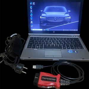 以下が含まれることがあります： 黒いキーボードと車の画像が表示された画面を備えた、シルバーのHPラップトップ。 赤と黒のMongoose診断ツールが接続されています。 黒い電源アダプターとUSBケーブルも付属しています。