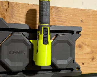 Può includere: Un portautensili nero e verde con uno strumento giallo e nero attaccato. Il portautensili ha la scritta "LINK" stampata.