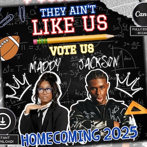 Könnte beinhalten: Eine Homecoming-Einladung im Stil einer schwarzen Tafel in Schwarzweiß mit dem Text "They Ain't Like Us" in Blau und Rot. Der Text "Vote Us" ist in Weiß mit rotem Rand. Die Namen "Maddy" und "Jackson" sind in Weiß mit schwarzem Rand geschrieben. Die Einladung enthält außerdem einen Fußball, Kronen und einen Geodreieck.
