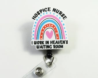 Könnte beinhalten: Ein weißer Badge-Halter mit einem Regenbogen-Design und dem Text "Hospice Nurse I work in Heaven's Waiting Room".