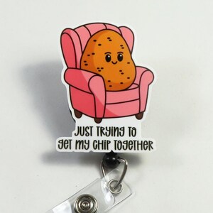 Könnte beinhalten: Ein rosa Sessel mit einer Cartoon-Kartoffel, die darin sitzt. Die Kartoffel hat ein fröhliches Gesicht und trägt ein braunes Hemd. Der Text "Just trying to get my chip together" steht unter dem Sessel.