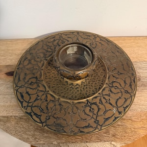 Vintage messing kandelaar (kamerkaarsenhouder) 24 cm - Gegraveerd bloemmotief, messing kandelaar met zware patina en uitneembaar glazen inzetstuk, boho stijl