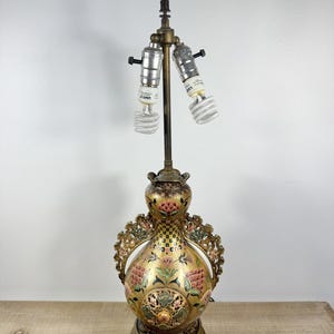 Vintage Asian Champleve Enamel Table Lamp – Ornate Brass Vase Light with Double Socket & Pierced Handles, Chinoiserie Hollywood Regency Deco