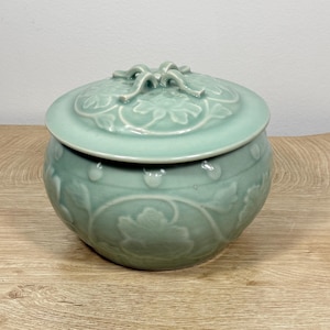 Jarrón de jengibre chino antiguo con tapa y esmalte celadón, cuenco con relieve floral de peonías y asa con lazo, caja de baratijas de porcelana asiática verde