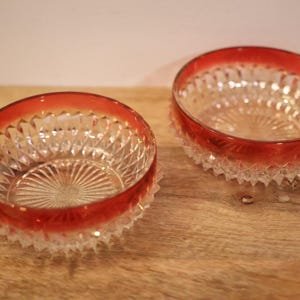 Ciotole vintage Indiana Glass Diamond Point Ruby Red Flash - Set di 2 / Piatti da dessert/caramelle in vetro pressato trasparente con bordo color mirtillo, stile metà secolo, 5