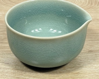 Bol de matcha vintage de celadón con esmalte craquelado y pico vertedor • Recipiente de cerámica verde espuma de mar • Bol ritual de bruja marina • 5 pulgadas