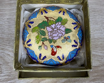 Vintage chinesische Cloisonné Trinket Box 3 ,runde Messing- und Emaille Schmuckschale mit rosa Pfingstrose und Schmetterlingen, Chinoiserie-Dekor mit Original