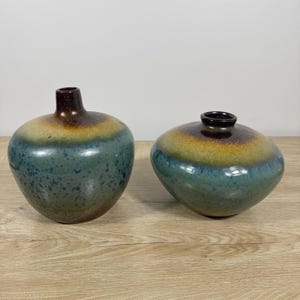 Jarrones de cerámica danesa de estudio moderno vintage, juego de 2 - Hans Nielsen Buch HNB Danmark, década de 1960, gres con esmalte de goteo de mediados de siglo - Elegante azul Gr