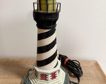 Vintage fyrlampa från Cape Hatteras, nattlampa i målat glas för kusten, nautisk strandhusdekor, maritim accentlampa