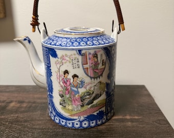 Vintage japansk porslins-tekanna med bambuhandtag - Blå och vit "Stenens historia" Geisha-gårdsscen - 1950-talets asiatiska dekorsamling