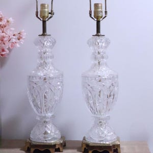 Para zabytkowych lamp stołowych z kryształu ciętego w stylu Mid-Century | Lampy urnowe z przezroczystego szkła ciętego w stylu Hollywood Regency z ozdobnymi, filigranowymi podstawami z mosiądzu | Retro