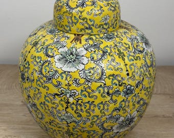 Jarrón de porcelana amarilla imperial vintage con tapa, 25 cm, estilo chinoiserie con motivos florales y de follaje, decoración de mediados de siglo estilo Hollywood Regency asiático.