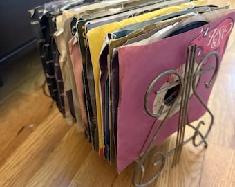 Vintage platenrekstandaard met (41) jaren 40 RPM 7" vinylplaten 7 inch