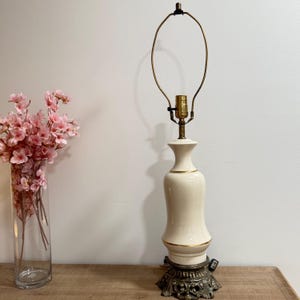 Vintage Mid-Century Cream Ceramic Table Lamp with Gold Trim, Ornate Metal Base, Hollywood Regency Accent Light, Retro Bedroom or Living Room
