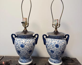 Vintage Chinoiserie Blau-Weiße Porzellan Vase Lampen - Paar Hollywood Regency Urne Tischlampen mit Holzsockel - Asiatische Keramik Deco