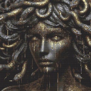 Puede incluir: Una pintura digital de Medusa, una figura mítica griega con serpientes como cabello. Su rostro es pálido y sus ojos son penetrantes. Las serpientes son doradas y negras y están entrelazadas alrededor de su cabeza. El fondo es negro.