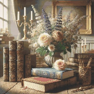 Könnte beinhalten: Eine Stillleben mit einem Strauß aus violetten, weißen und blauen Blumen in einer Vase, sowie einer Sammlung antiker Bücher und einem Kerzenleuchter auf einem Holztisch.