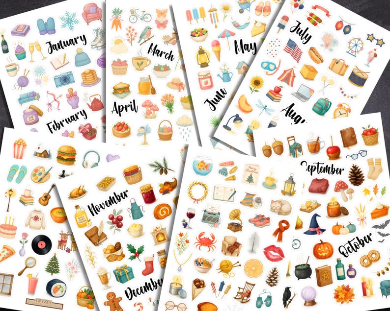 K&ouml;nnte beinhalten: Eine Sammlung von Stickerb&ouml;gen im Aquarellstil, die jeweils einem Monat des Jahres gewidmet sind. Die B&ouml;gen zeigen verschiedene Illustrationen, darunter Lebensmittel, Objekte und saisonale Symbole. Monate sind beschriftet: Januar, Februar, M&auml;rz, April, Mai, Juni, Juli, August, September, Oktober, November und Dezember.