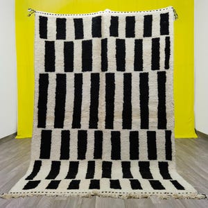 Schwarz Weiß Gestreifter Marokkanischer Teppich: Handgefertigter Wollteppich nach Maß