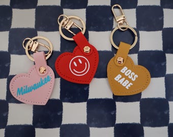 Llavero de corazón de cuero personalizado / Llavero grabado personalizado / Regalo para él/ella / Regalo único para pareja / Accesorio de cuero personalizado