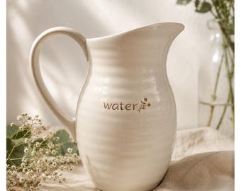 Jarra de agua para ensaladas Pottery Barn Garden, color crema, de gres acanalado, estilo rústico, 22,2 cm (8,75 pulgadas)
