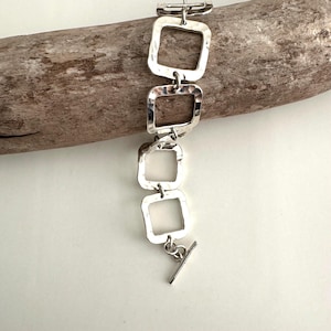 Pulsera modernista de eslabones cuadrados de plata martillada