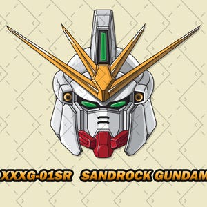 Puede incluir: Ilustraci&oacute;n de la cabeza del Sandrock Gundam, un robot mecha. La cabeza es principalmente blanca con detalles dorados, rojos y verdes. El texto "XXXG-01SR SANDROCK GUNDAM" se muestra debajo.