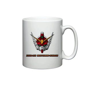Pu&ograve; includere: Tazza in ceramica bianca con un'immagine di una testa di robot rosso, bianco e grigio. Il testo "XXXG-01H HEAVYARMS GUNDAM" &egrave; stampato sotto l'immagine.